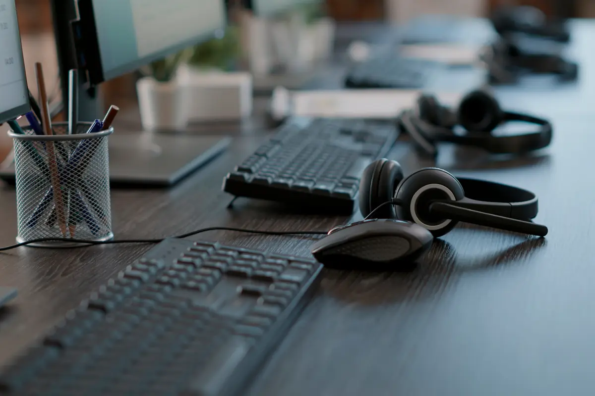 Poste de travail équipé d'un casque et d'un clavier dans un bureau d'entreprise