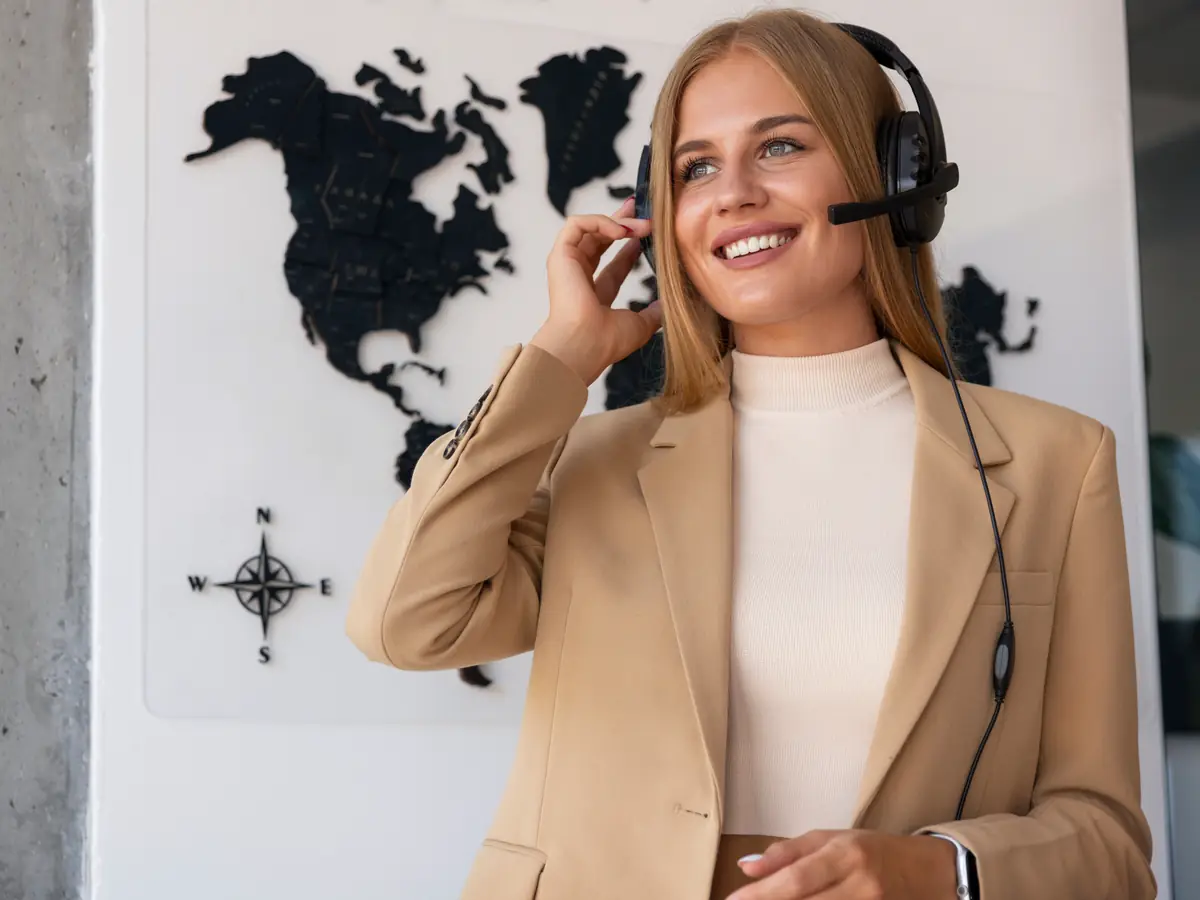 Conseillère au casque en ligne avec un client depuis un bureau